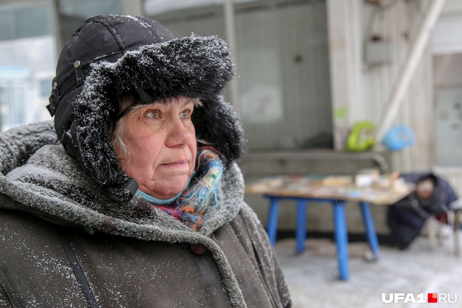Пенсионерка сейчас решает вопрос с продажей жилья. Риелтор приходит к ней прямо на рабочее место — к торговым рядам Пенсионерка сейчас решает вопрос с продажей жилья. Риелтор приходит к ней прямо на рабочее место — к торговым рядам