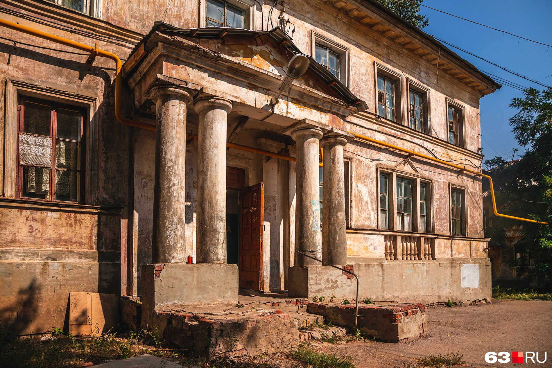 Былая роскошь советского рабочего городка — подъезд с колоннами