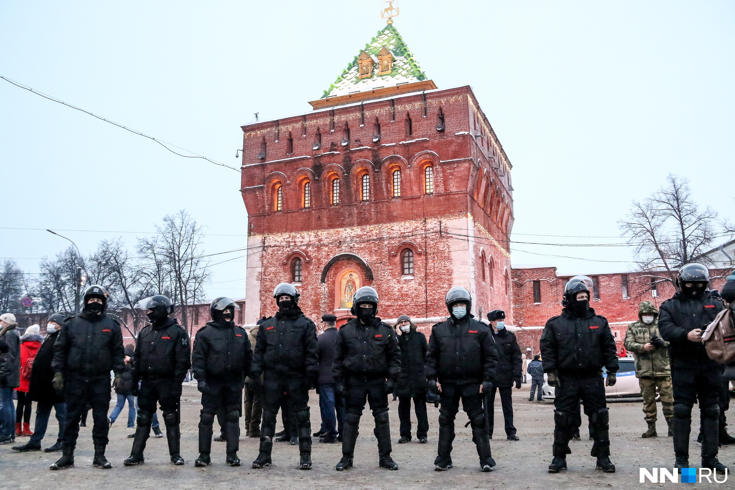 Сотрудники ОМОН выходили из Дмитриевской башни кремля Сотрудники ОМОН выходили из Дмитриевской башни кремля