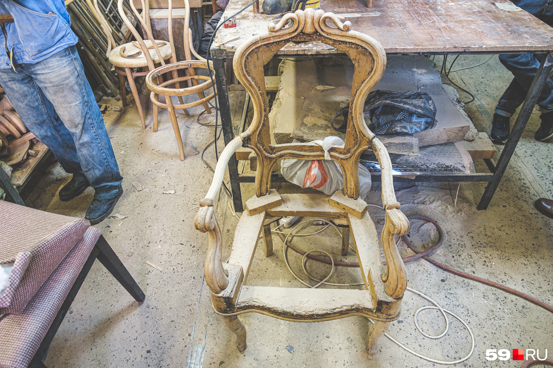 Этот стул только готовится к реставрации