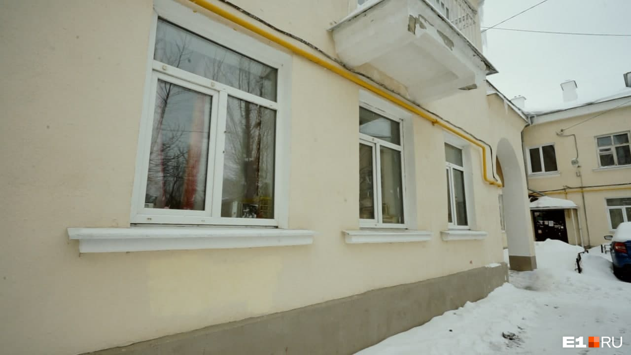 В квартире, где вырос Андрей Рожков, теперь живут кришнаиты. Местные, судя по разбитым окнам, их не очень любят 