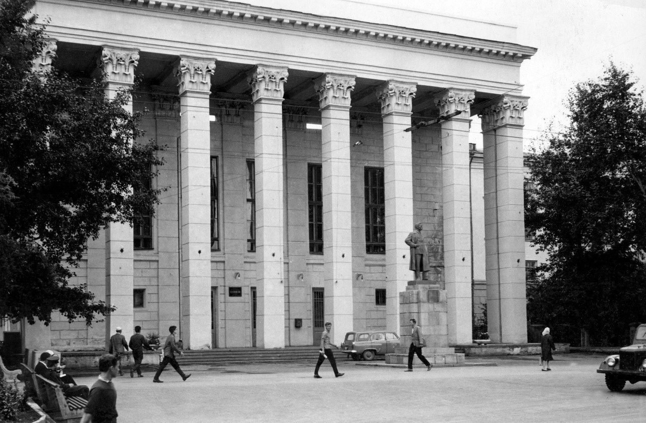 Величественный корпус, украшавший проспект Ленина, не видел ремонта с 1970-х годов Величественный корпус, украшавший проспект Ленина, не видел ремонта с 1970-х годов