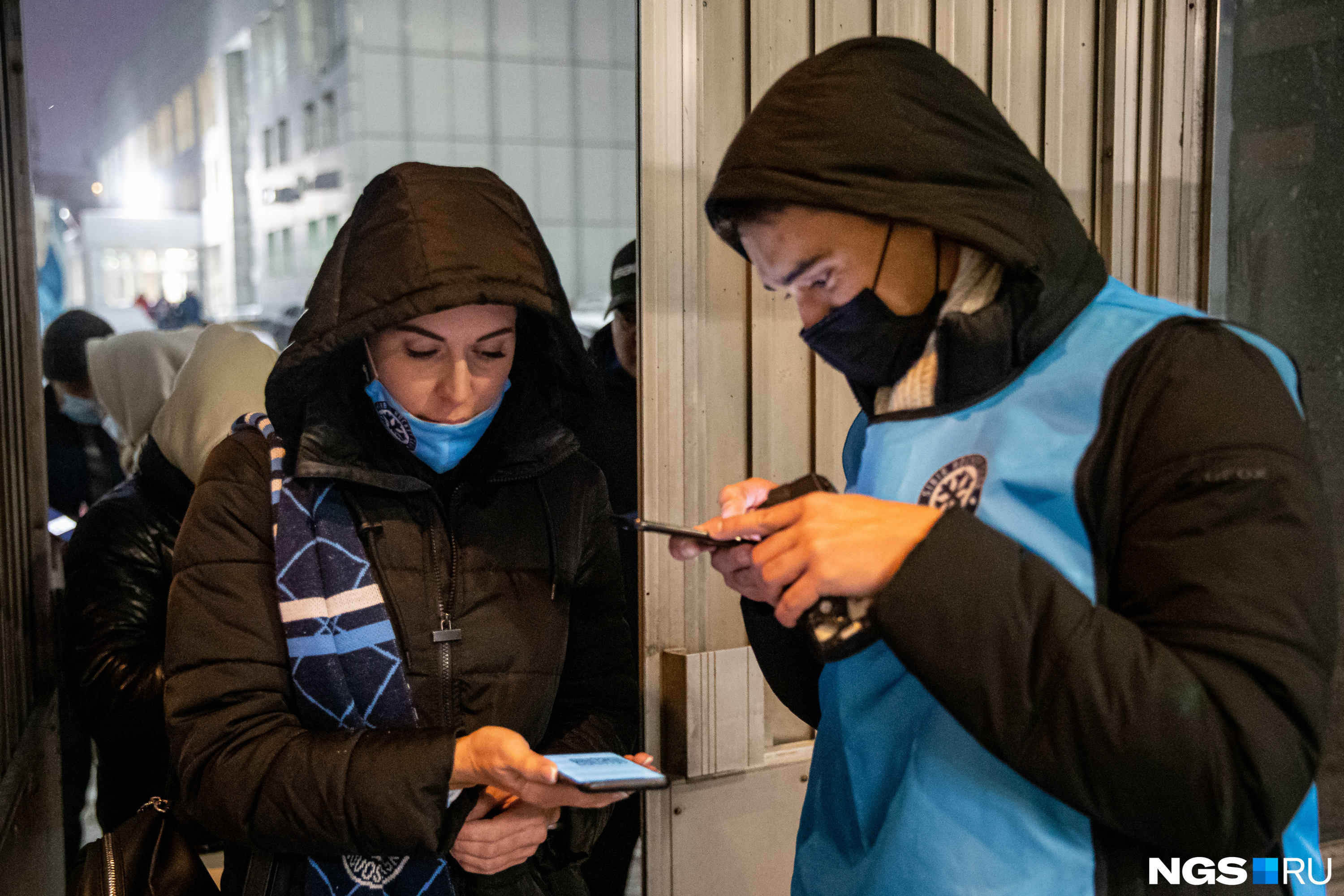 На матче ХК «Сибирь» 1 ноября у болельщиков тщательно проверяли документы На матче ХК «Сибирь» 1 ноября у болельщиков тщательно проверяли документы