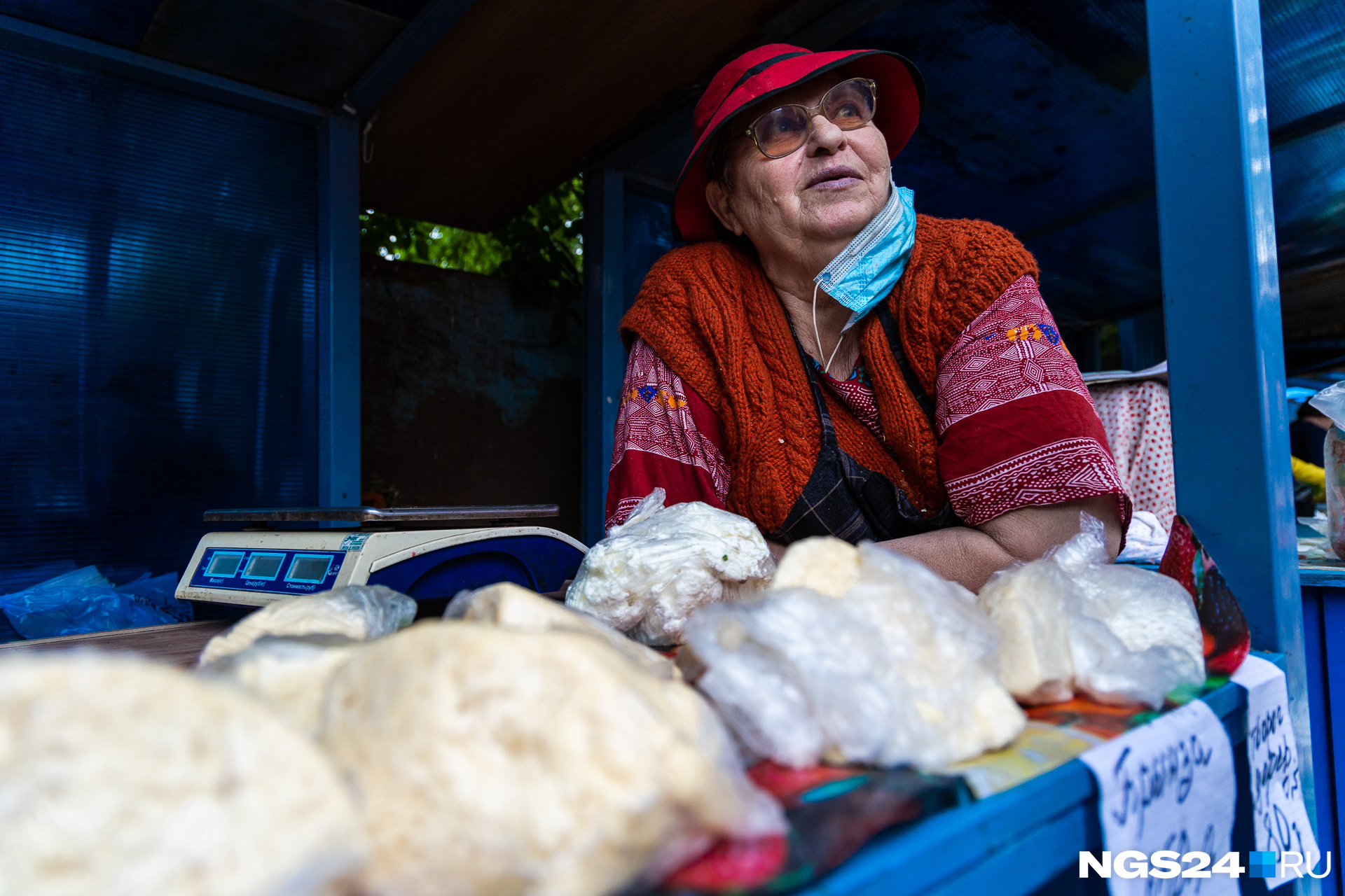 Людмила много лет стоит на этом рынке, но товары меняются в зависимости от сезона