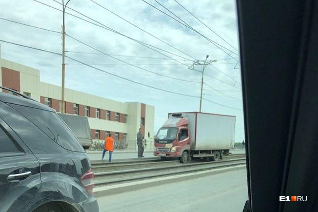 Водитель грузовика всего лишь хотел сократить путь и в итоге заблокировал движение трамваев