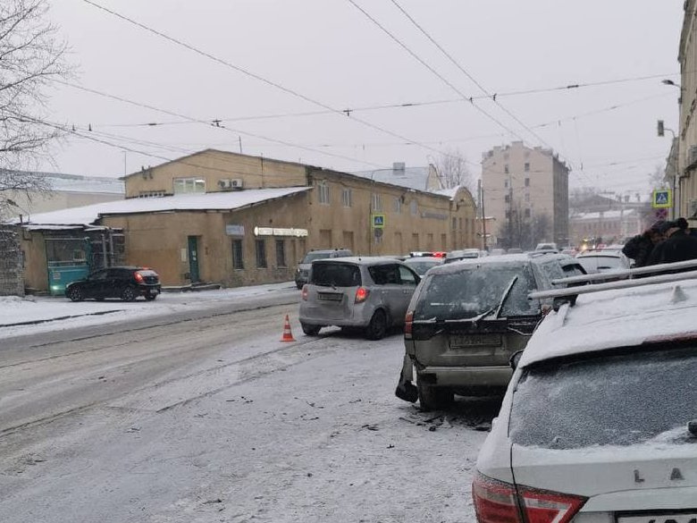 На Кондратьевском проспекте ДТП мешало общественному транспорту