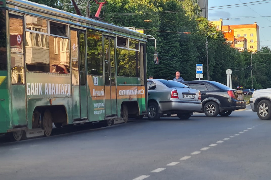 1 трамвай ярославль. Авария в Ярославле с трамваем. Машина врезалась в трамвай Ярославль. Авария с трамваем лм68м. Фура перегородила трамваи Ярославль.