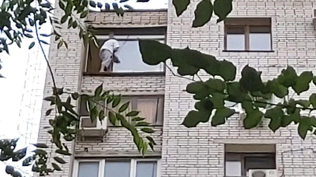 Пятки свисают с карниза: в центре Волгограда спасатели пытаются отговорить мужчину от падения с <nobr class="_">16-го</nobr> этажа