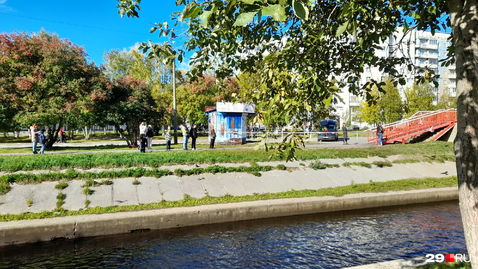 На этом фото также видно, что рядом с местом, где работают службы, собираются и обычные горожане На этом фото также видно, что рядом с местом, где работают службы, собираются и обычные горожане