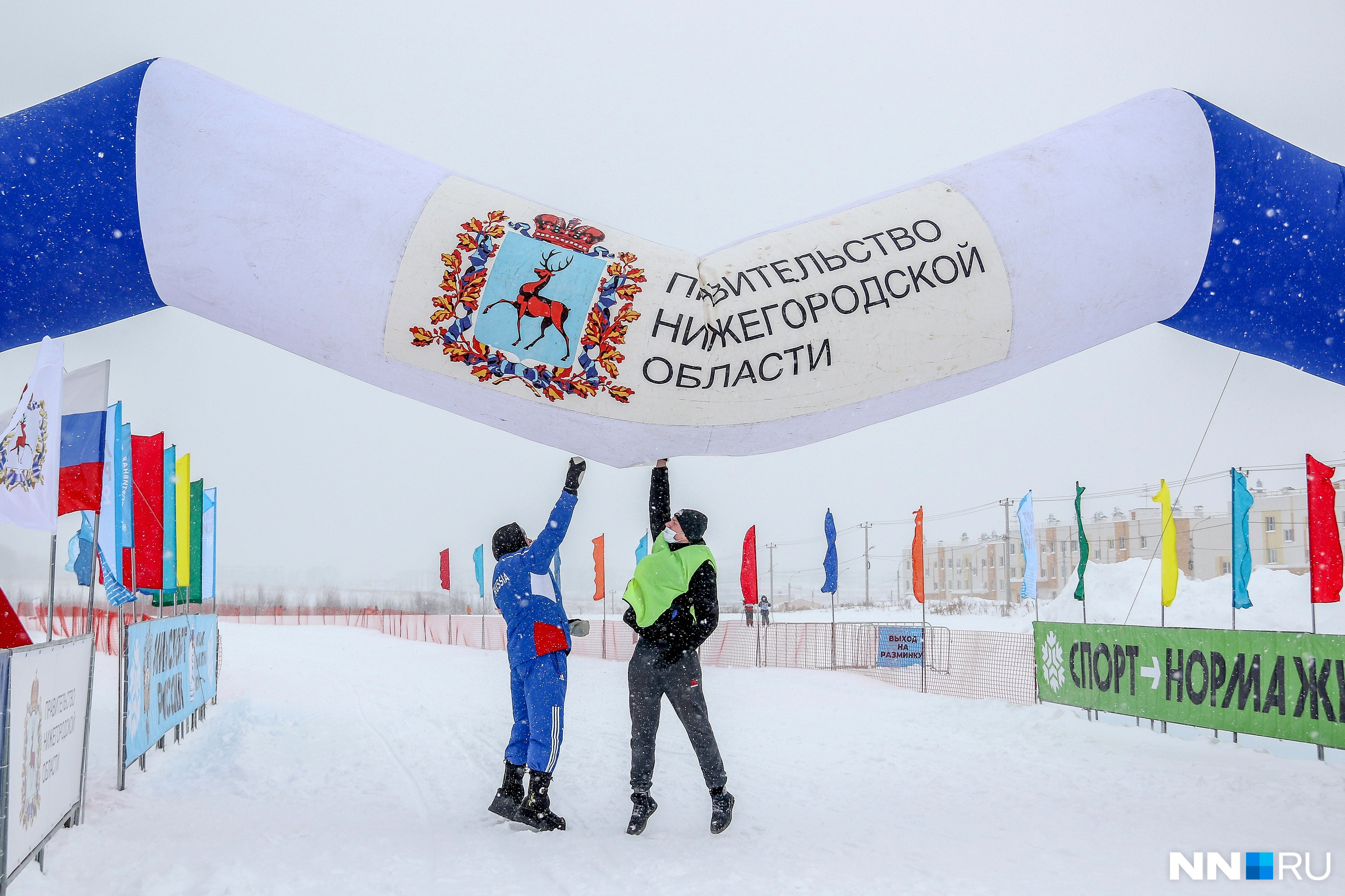 Организаторам пришлось еще держать оборону от ветра и метели, которые то и дело пытались сорвать атрибутику Организаторам пришлось еще держать оборону от ветра и метели, которые то и дело пытались сорвать атрибутику
