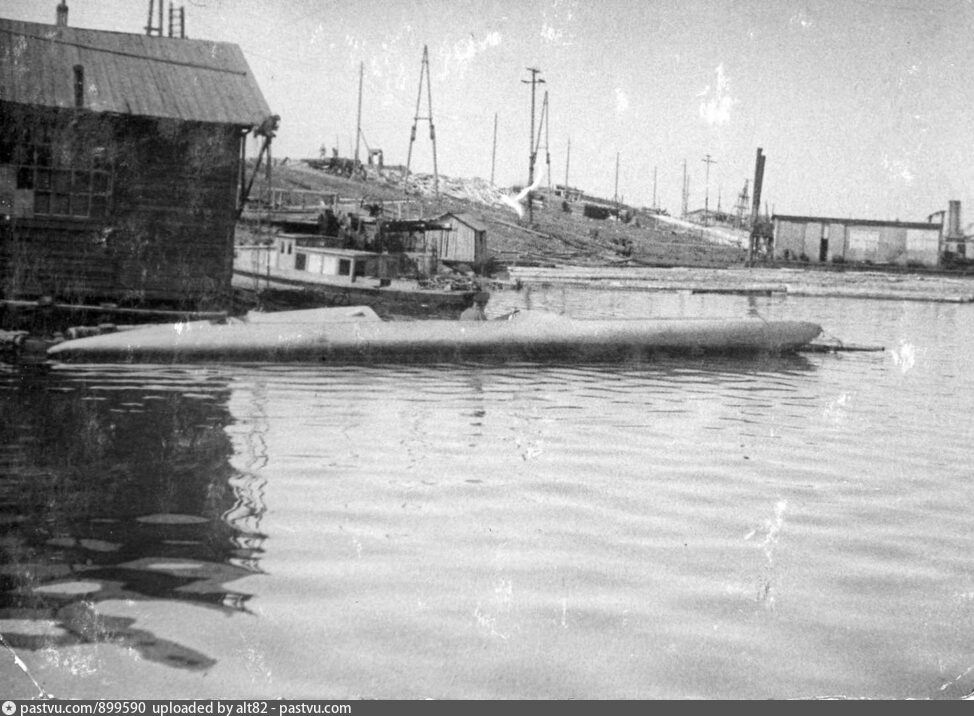 Cпуск на воду катера на подводных крыльях «А-4» в гавани завода «Красное Сормово», 1943