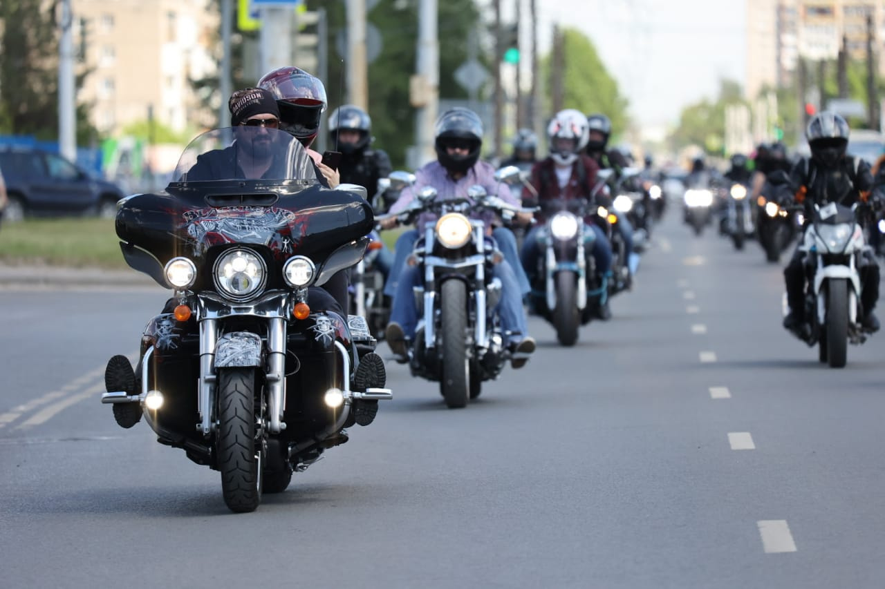 Колонна из 50 мотоциклистов промчалась по городу