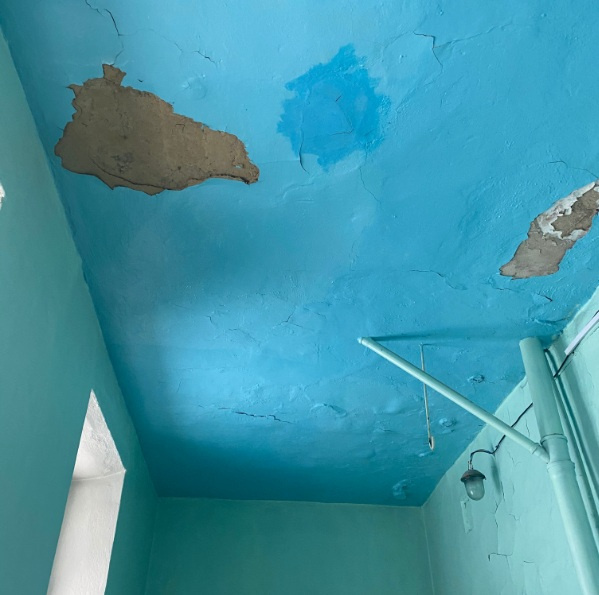 В школе, расположенной под Краснотурьинском, в туалете обваливается потолок