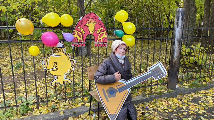 В Екатеринбурге подарили теплые вещи и конфеты нуждающимся бабушкам и дедушкам