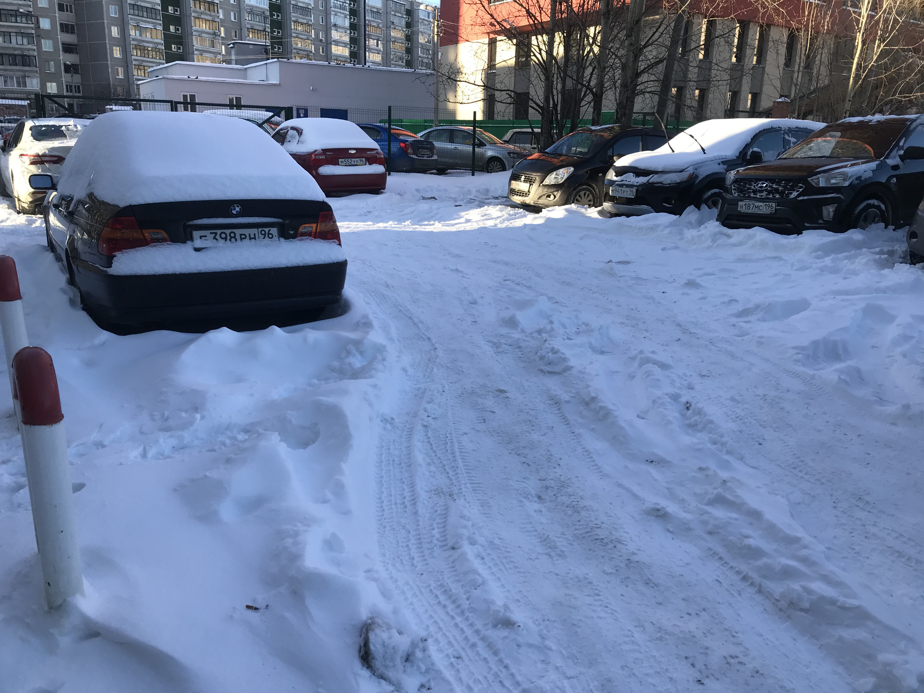 Сегодня утром водителям пришлось в буквальном смысле откапывать свои автомобили Сегодня утром водителям пришлось в буквальном смысле откапывать свои автомобили