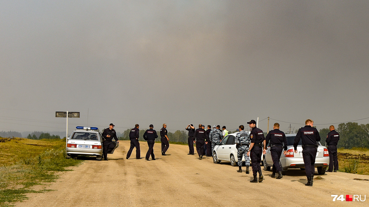 Сотрудники полиции выдвигаются в зону пожара для сопровождения эвакуации