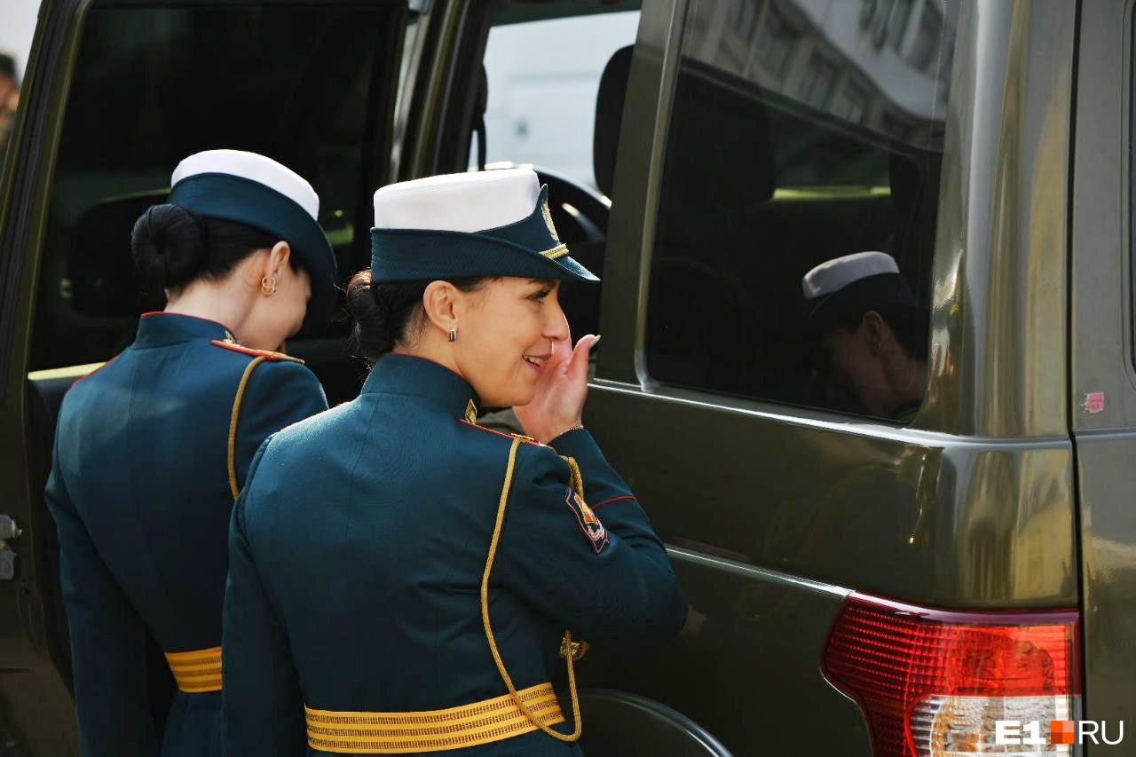 Движение жен мобилизованных. Женщины военные фото. Частичная мобилизация женщины. Фото женщин военнослужащих из России. Военный билет у женщин.