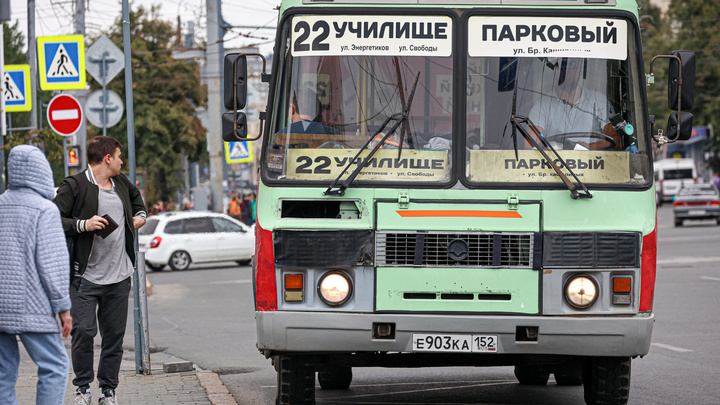 В Челябинске водитель маршрутки зажал дверью пассажирку и провез ее так до следующей остановки