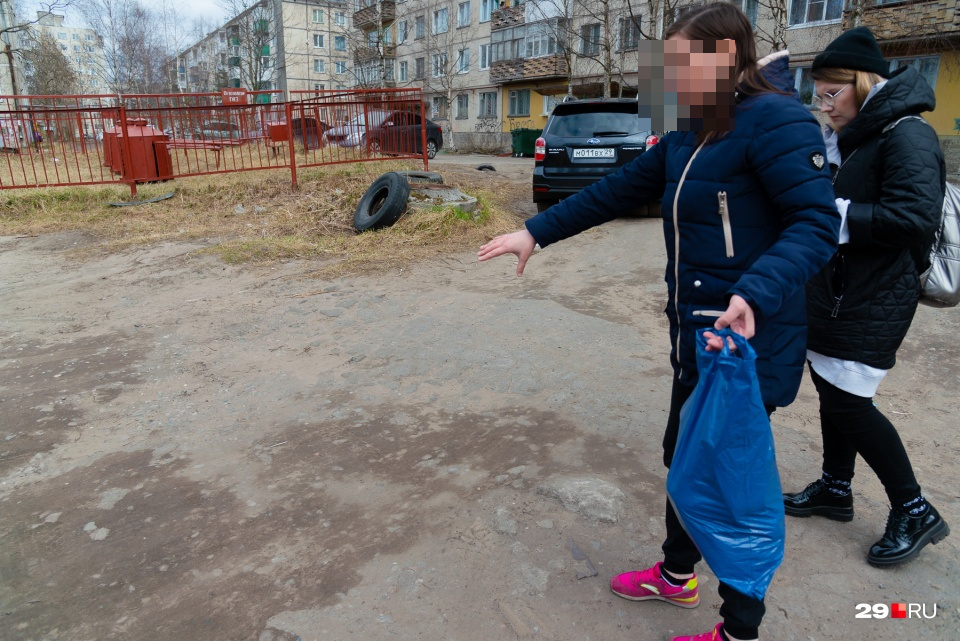 Супруга не может понять, почему соседи бросили ее мужа умирать в центре собственного двора Супруга не может понять, почему соседи бросили ее мужа умирать в центре собственного двора