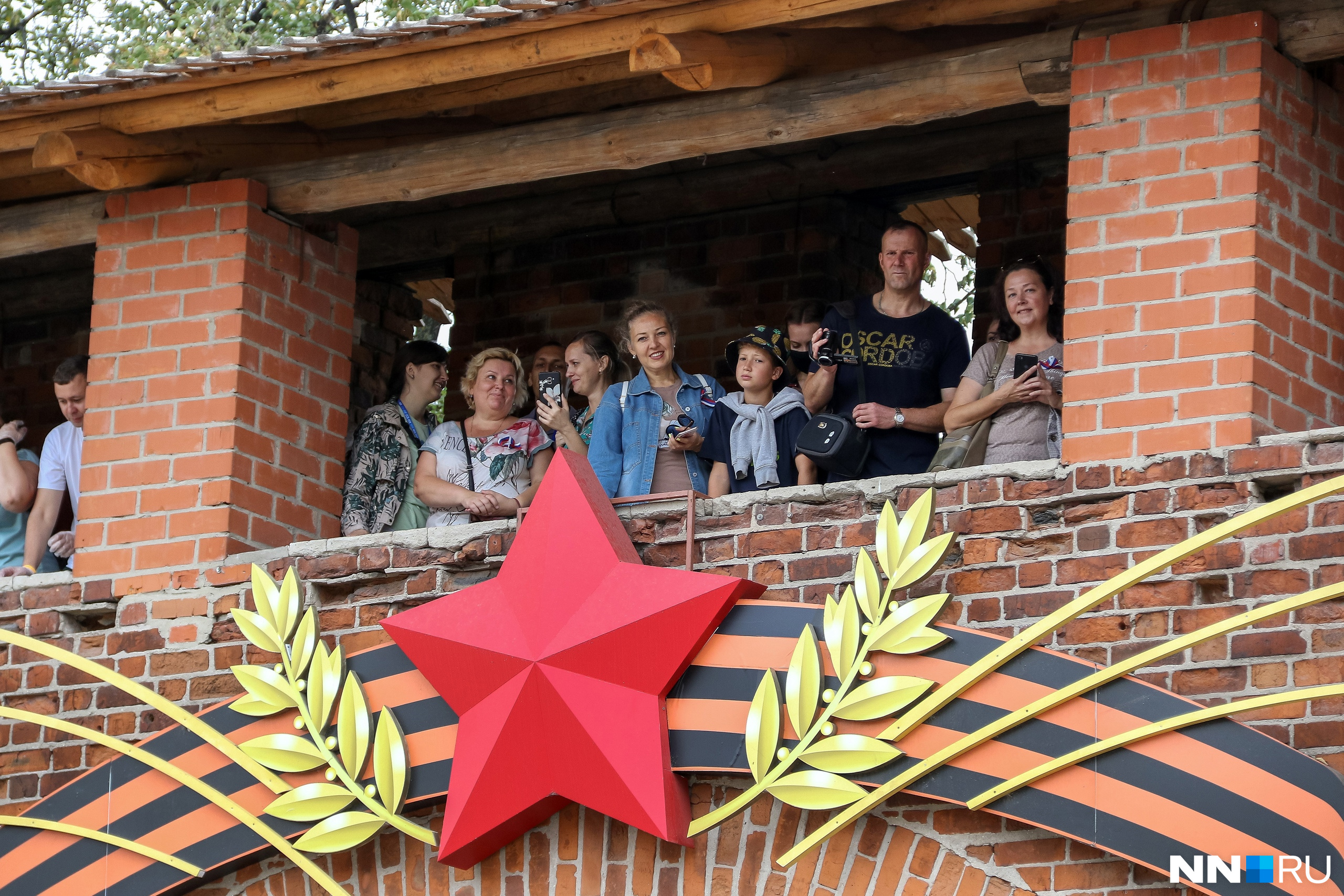 Нижегородцы и туристы слушают поздравления Нижегородцы и туристы слушают поздравления