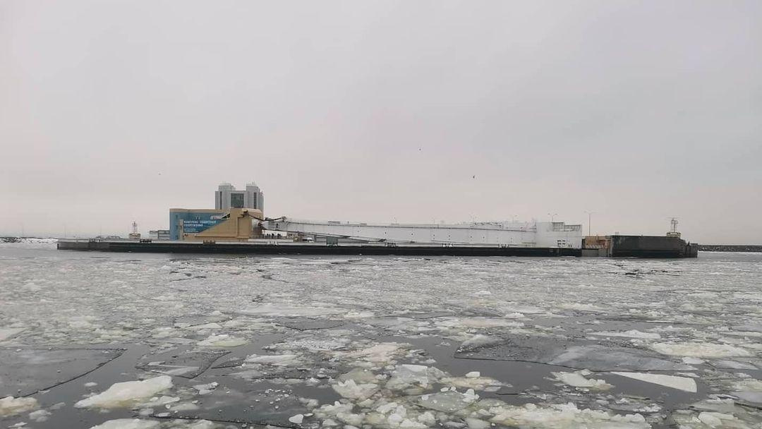 Посмотрите, как лед уходит из Петербурга через дамбу