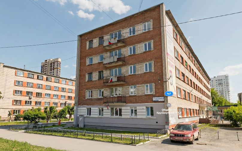 Общежитие находится на улице Ясной.