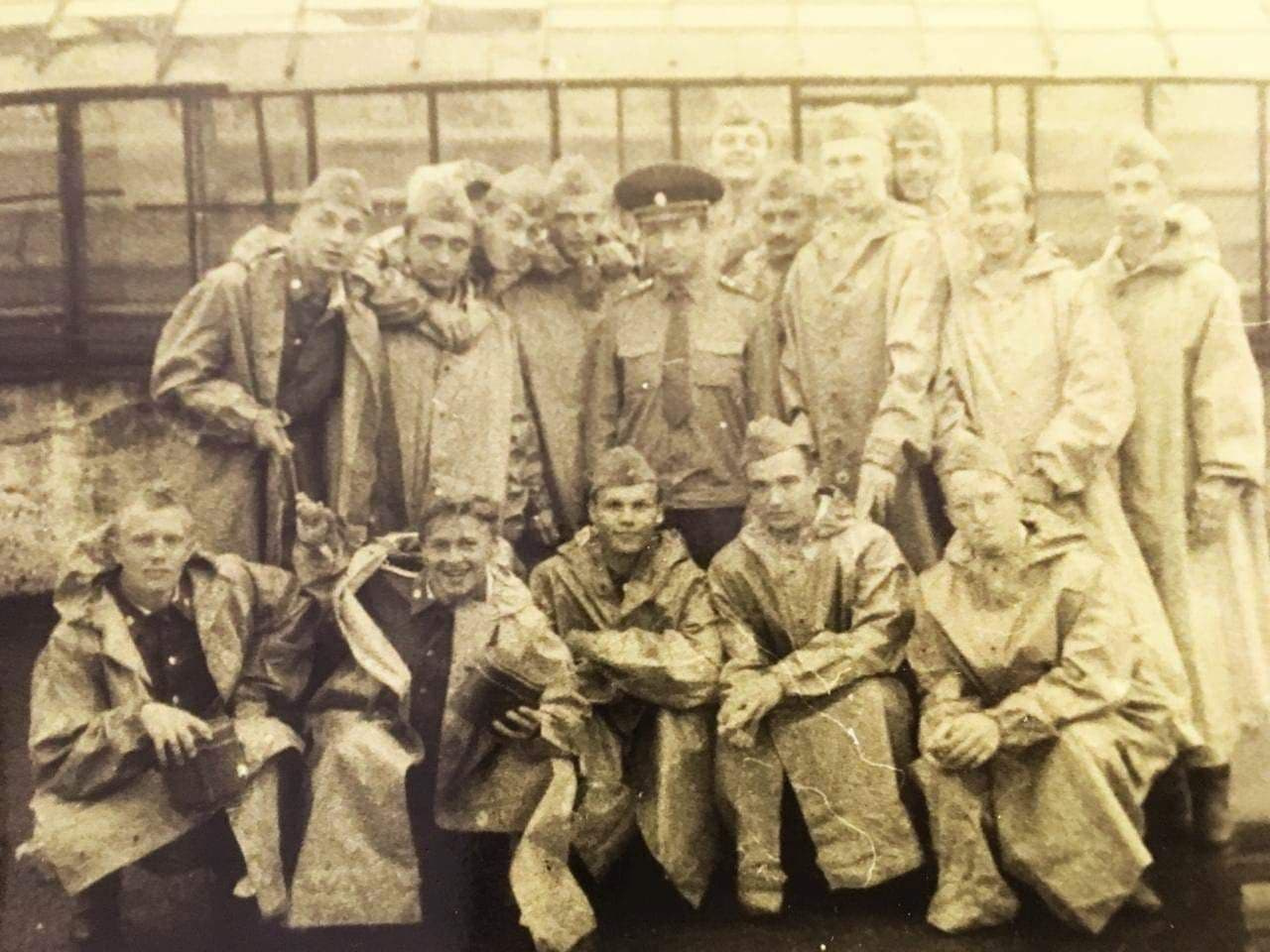 Фото с офицерских сборов. Найти тут Сергея Исаева очень просто (всё внимание на нижний ряд) Фото с офицерских сборов. Найти тут Сергея Исаева очень просто (всё внимание на нижний ряд)