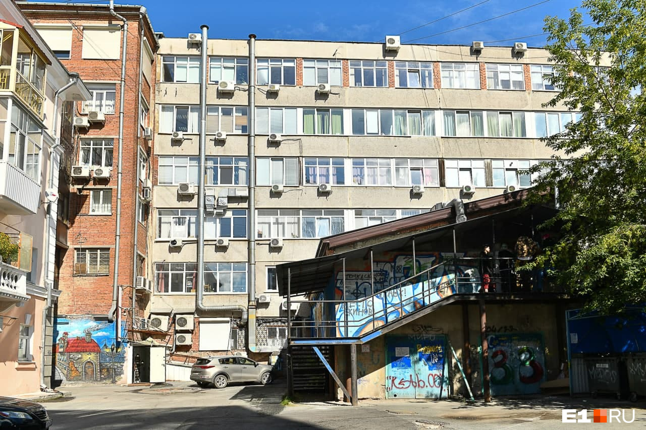 Дома на четной стороне улицы Вайнера в промежутке от Ленина до Попова увешаны кондиционерами