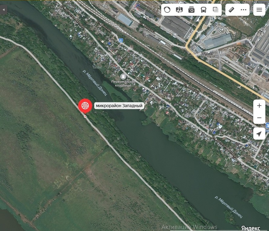 Автомобиль находился на берегу Мёртвого Донца сразу за мостом