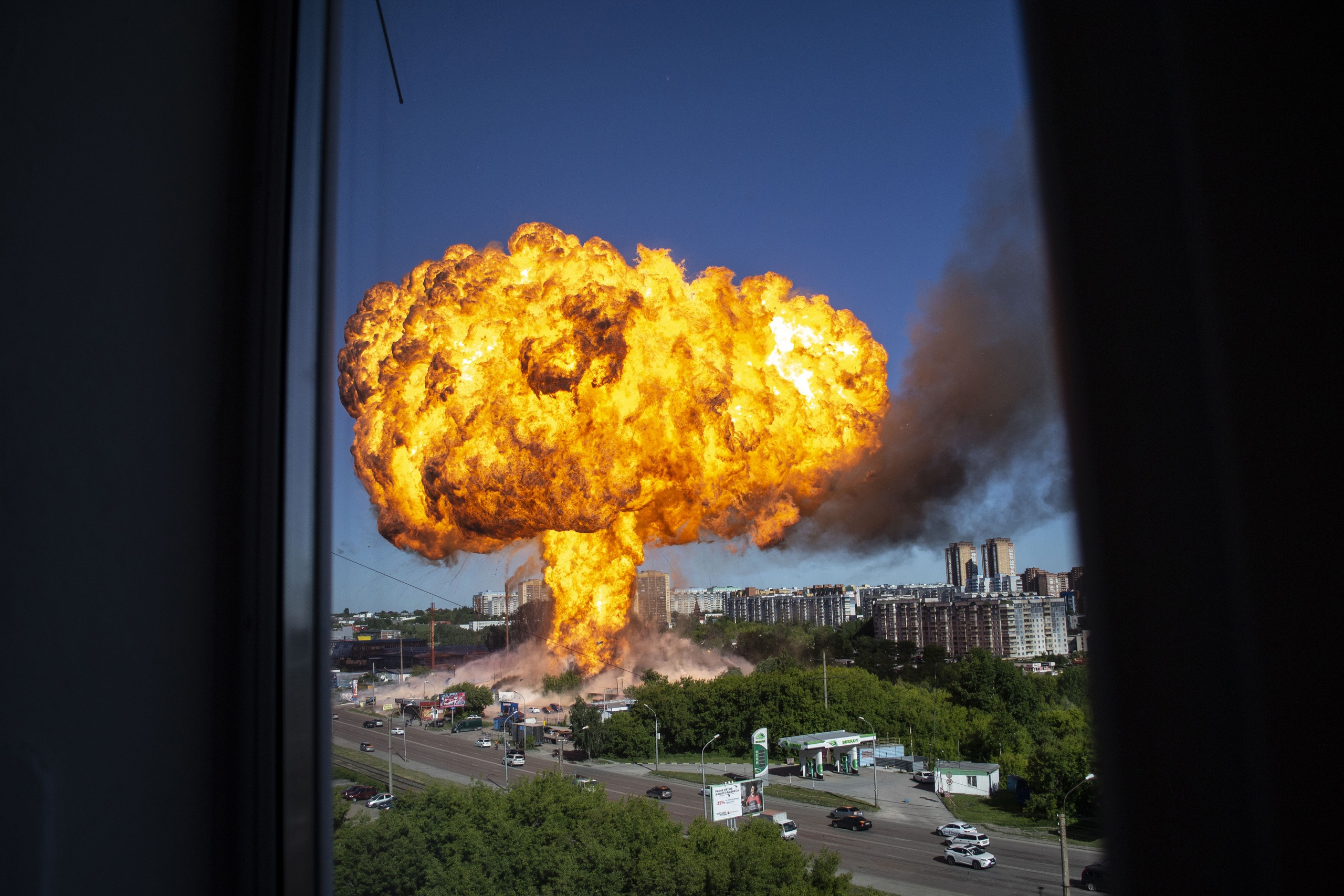 Взрыв отрывок. Взрыв АЗС В Новосибирске 14. Взрыв АЗС В Новосибирске 14 06 2021. Взрыв на газовой заправке в Новосибирске 14.06.2021.