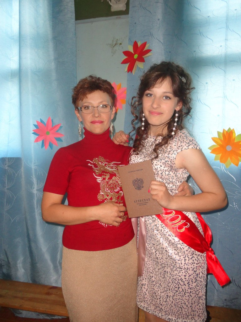 Есения с мамой Ольгой Евгеньевной после окончания девятого класса