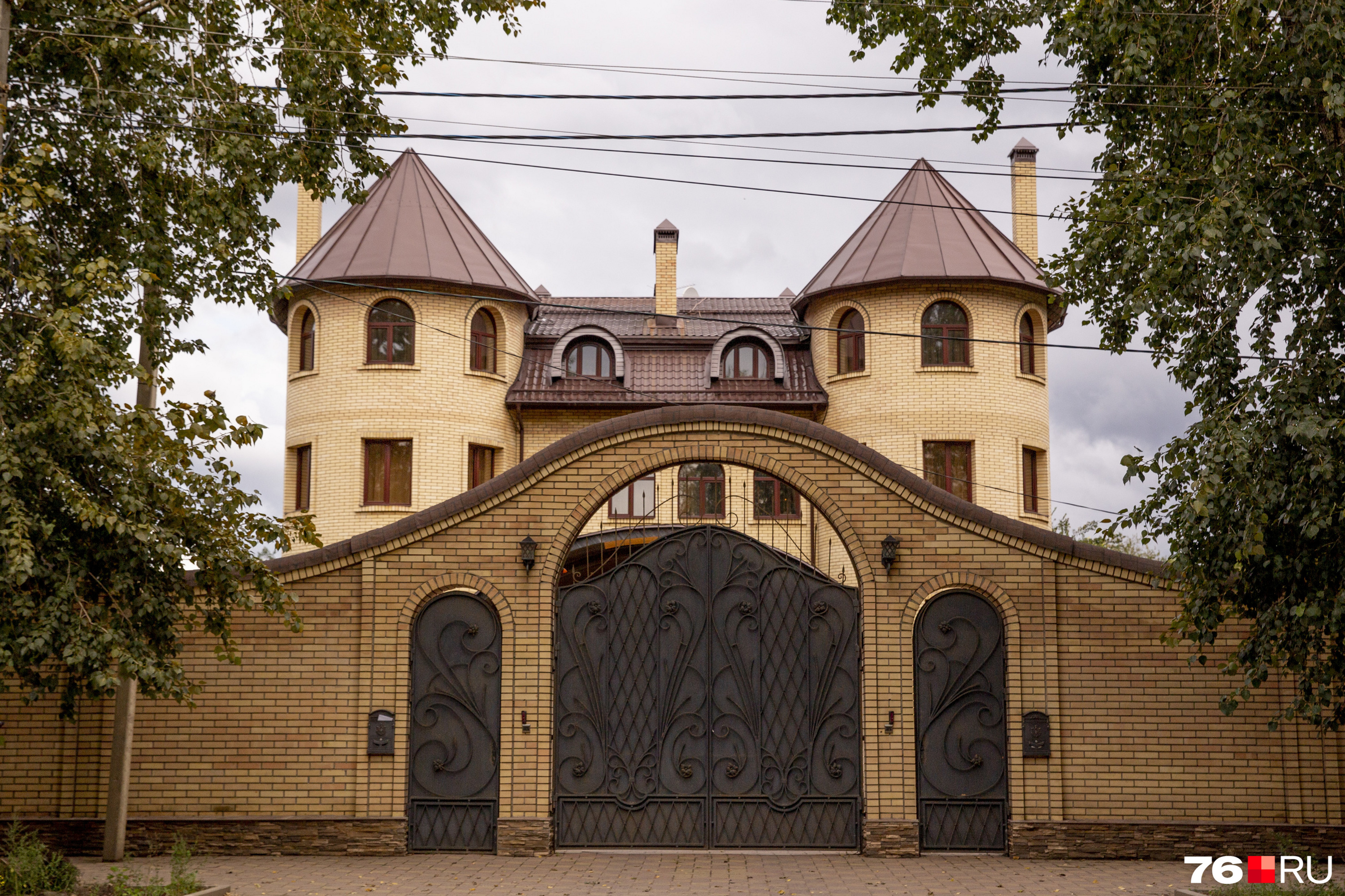 Поселок смоленское. Ярославль элитный район. Фото коттеджей в Ярославле в которых снимались фильмы.