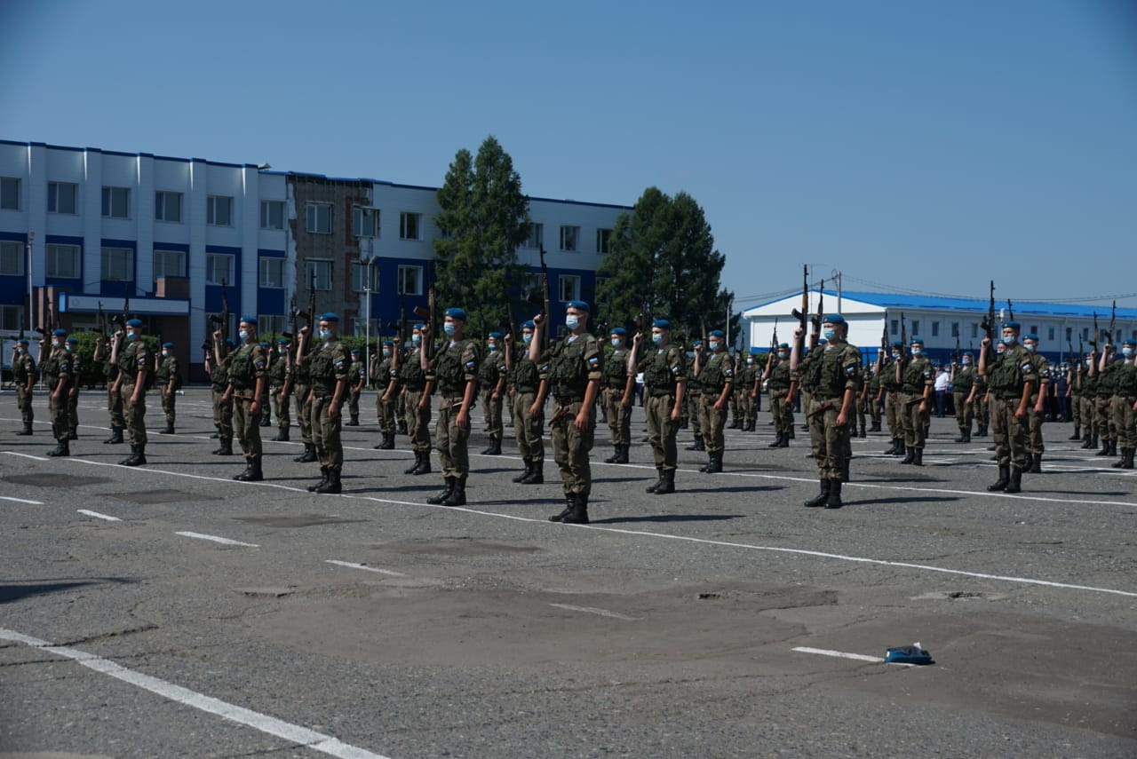 Военнослужащие демонстрируют свои навыки гостям Военнослужащие демонстрируют свои навыки гостям