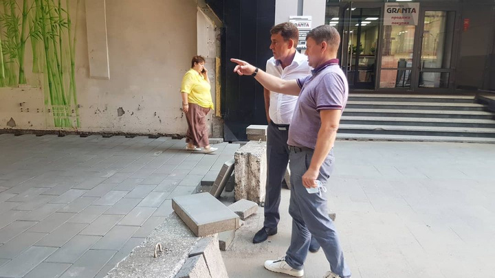 Мэр Ерёмин приехал инспектировать ремонт переулка в центре, а на месте не оказалось рабочих