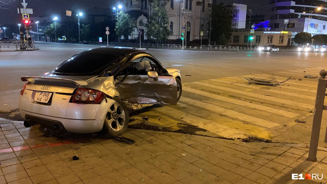 Удар пришелся в правый бок Audi Удар пришелся в правый бок Audi