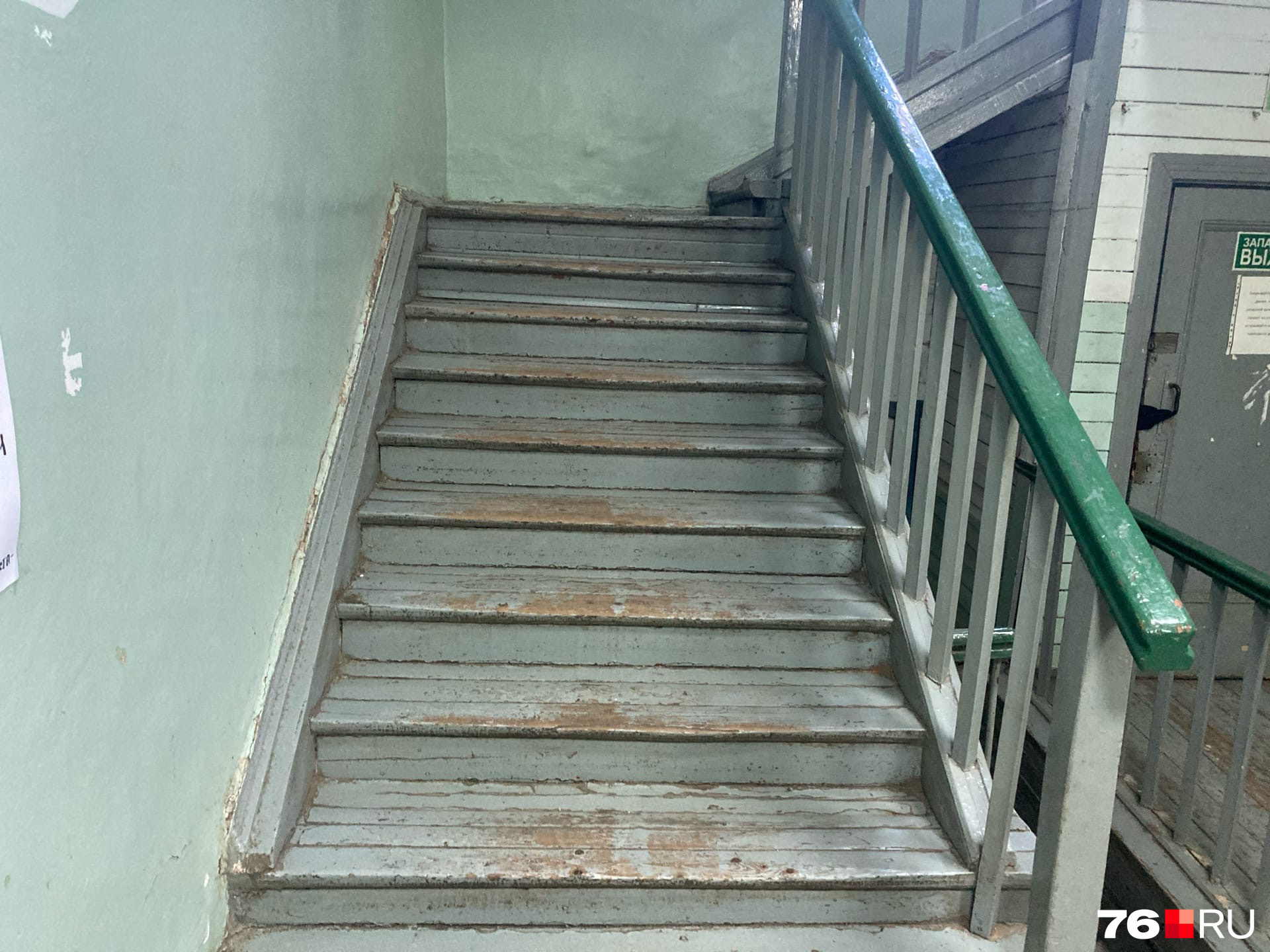 Дощечки в деревянных полах и в лестнице шатаются и скрипят, стоит на них наступить Дощечки в деревянных полах и в лестнице шатаются и скрипят, стоит на них наступить