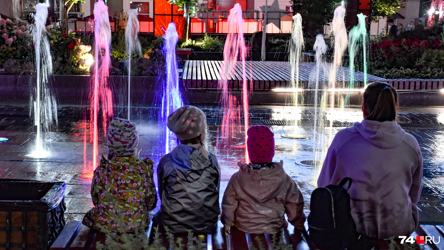 Семья любуется цветными фонтанами на площади 1905 года перед «Пассажем»