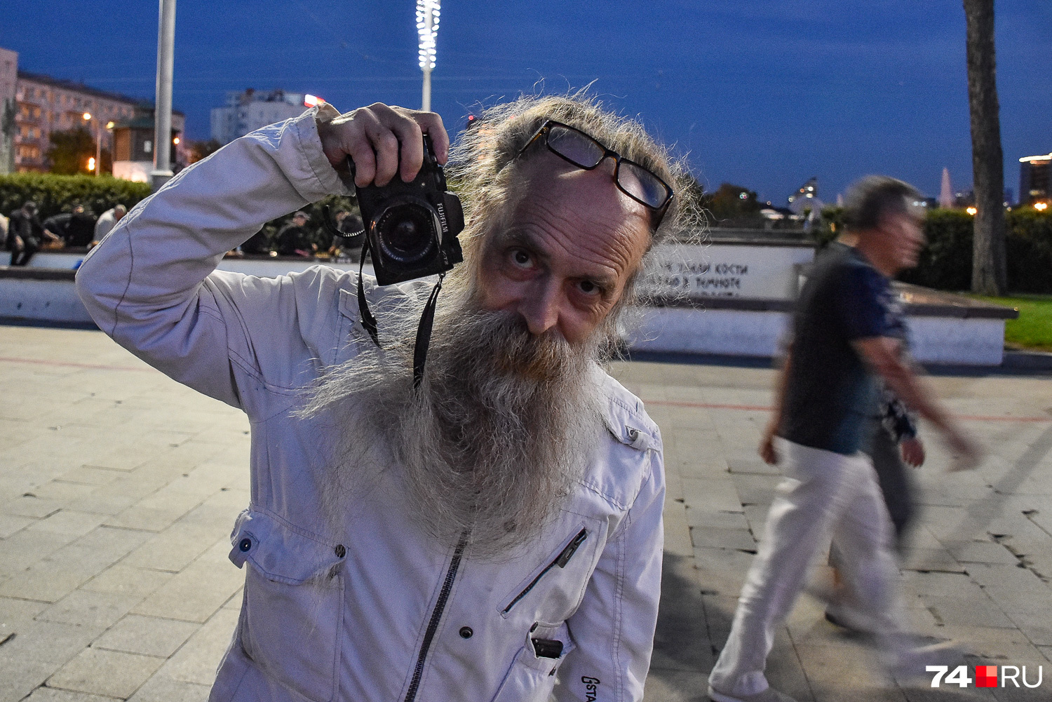 Местная знаменитость Екатеринбурга, уличный фотограф Алексей Рагозин сам подошел ко мне: говорили, конечно, о фотоаппаратах. Мне на ум пришла ассоциация с челябинским «зачетным дедом» Александром Шкроботом (на фото ниже)