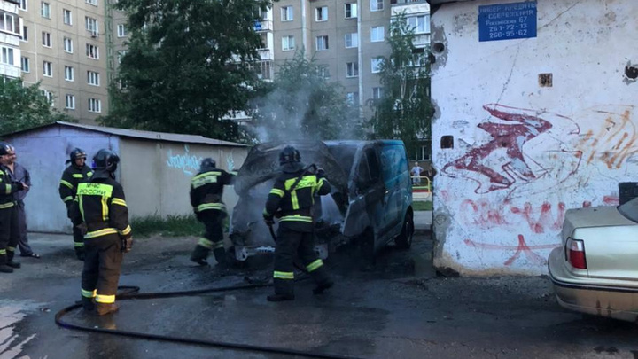 На Северо-Западе Челябинска сгорел автомобиль по доставке воды