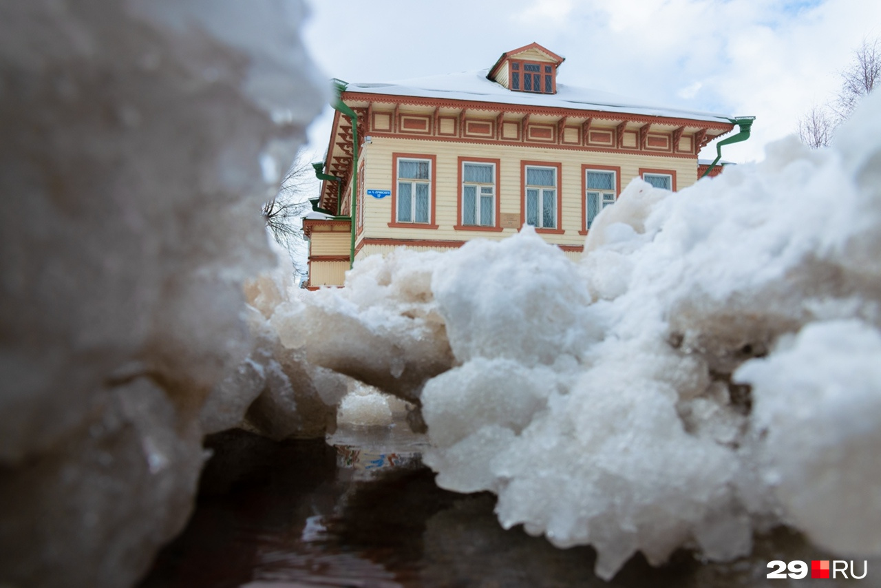 Вода протекает под еще не растаявшим снегом Вода протекает под еще не растаявшим снегом