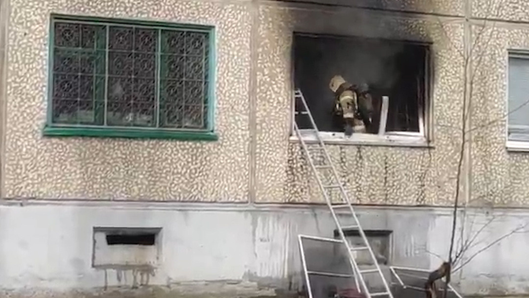 В Волгограде потушен пожар в многоквартирном доме на Ангарском