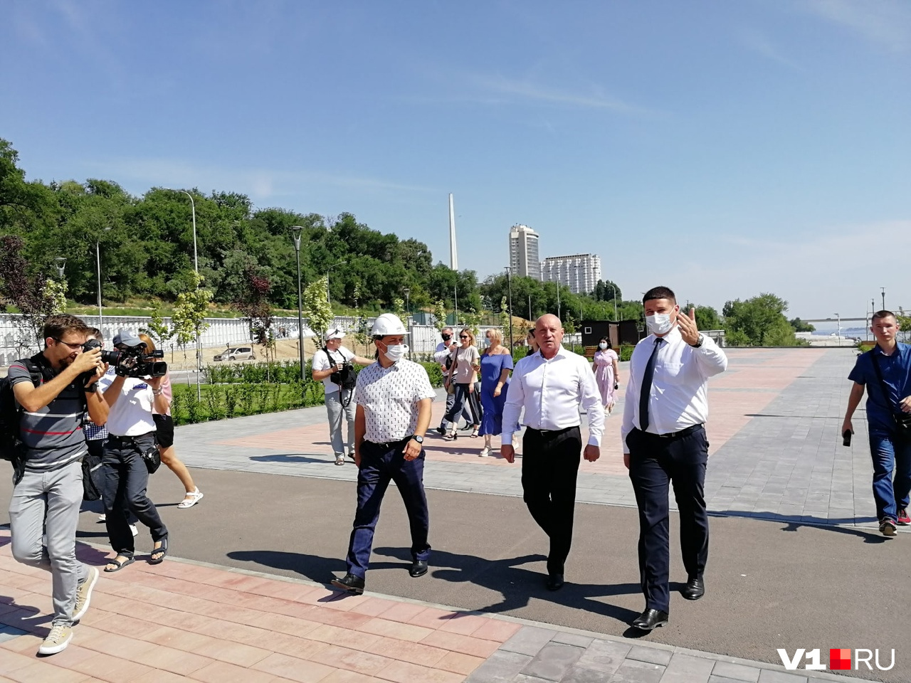 Виталий Лихачёв по случаю завершения работ на набережной пришел без маски