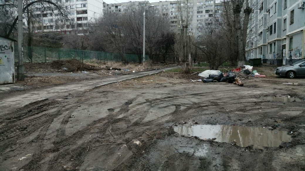 «Как будто бомжи живут, а не нормальные люди»: в Волгограде завалило отходами дворы по улице Елецкой