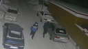 Сибиряк напал на торговый павильон с <nobr class="_">пистолетом —</nobr> видео с мужчиной, которого объявили в розыск