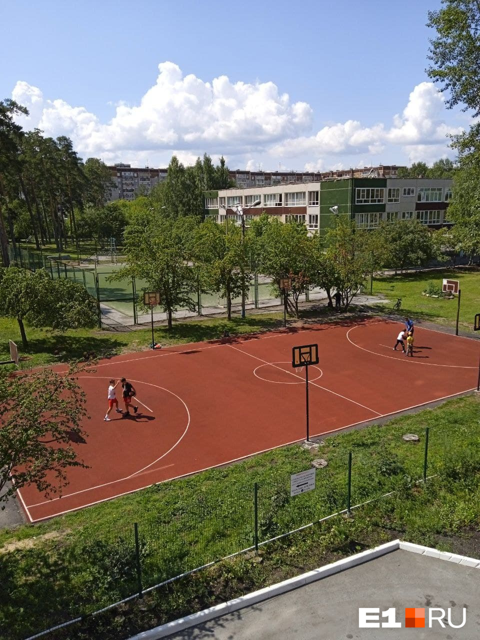 Так выглядит новый баскетбольный корт на территории соседней школы