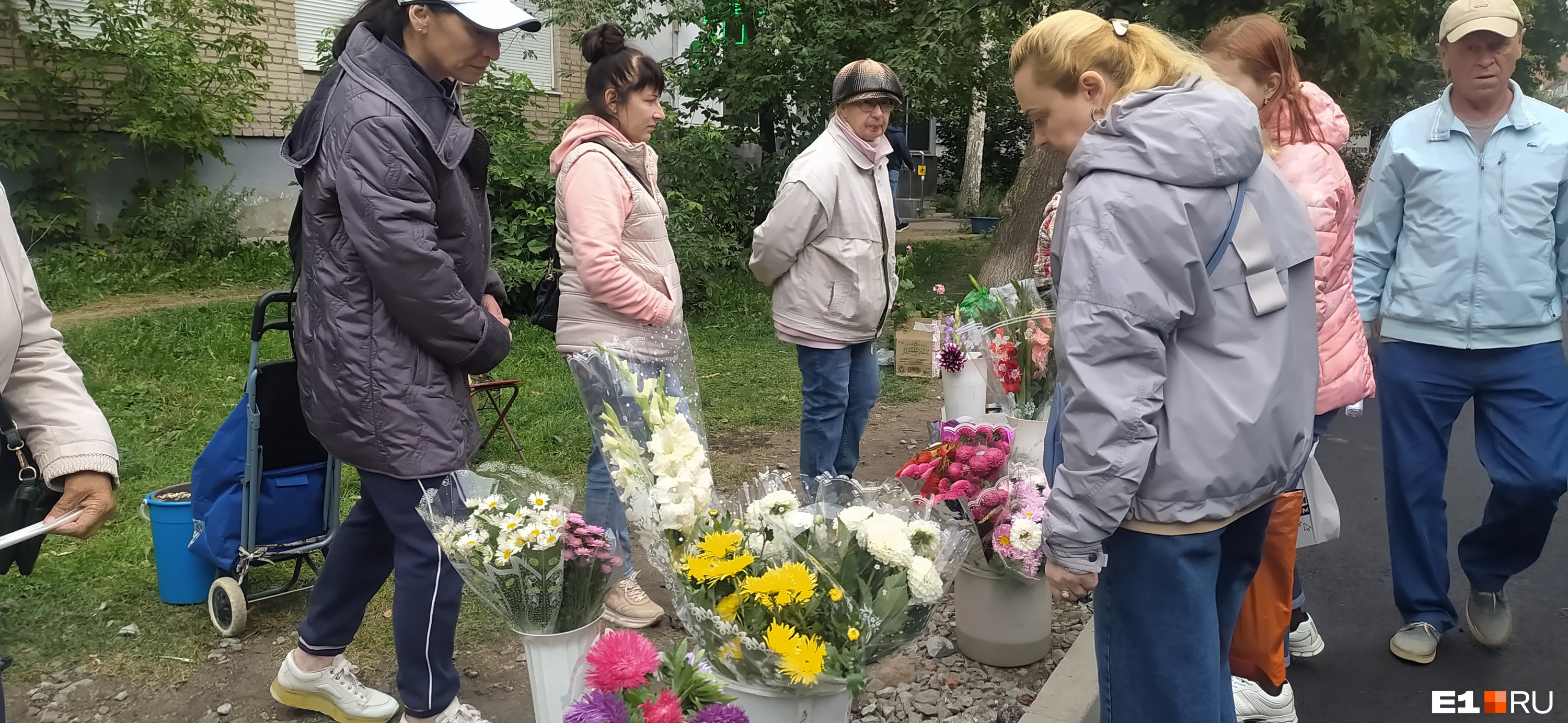 Сегодня у бабушек-цветочниц удачный день Сегодня у бабушек-цветочниц удачный день