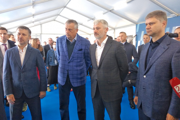 Слева направо: Константин Гончаров, Александр Дрозденко, Евгений Дитрих и Олег Белозеров перед закрытым совещанием