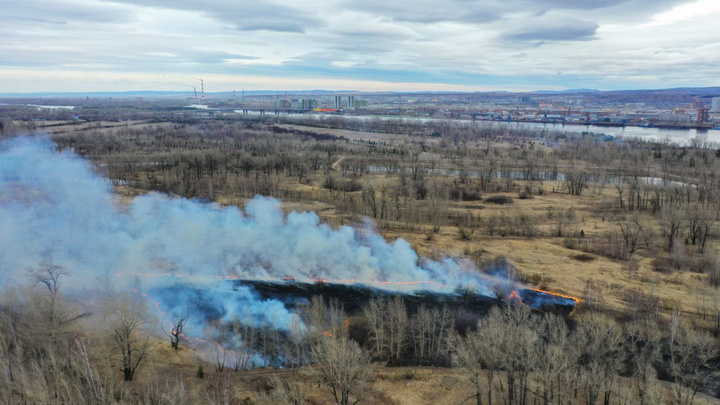 Взлётку заволокло дымом от пожара на острове Татышев