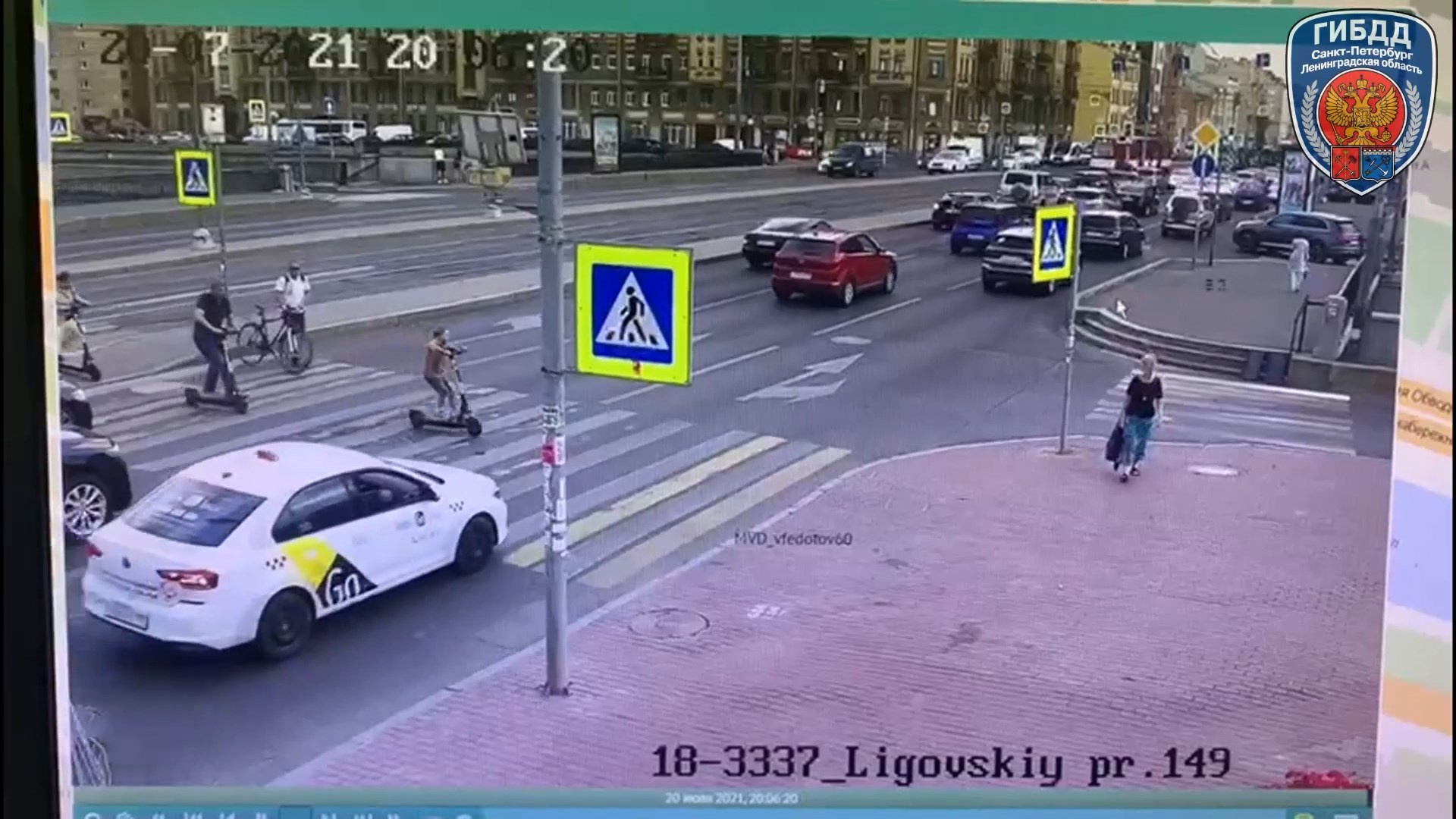 Ребенок на самокате укатил от родителей под колеса торопливого таксиста на Лиговском. ДТП попало на камеру