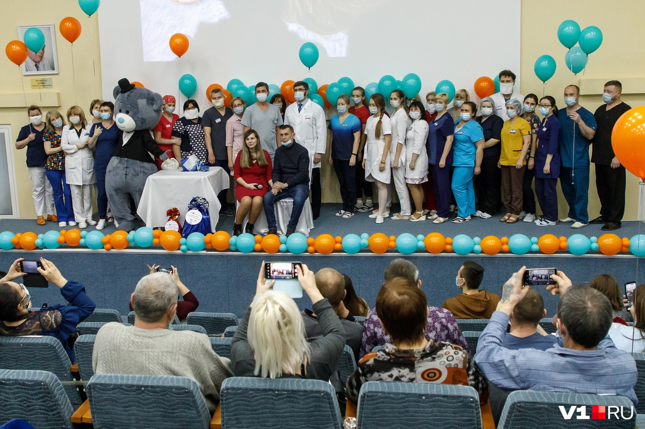 Все эти люди за спиной многодетных родителей — врачи, которые помогли малышам появиться на свет Все эти люди за спиной многодетных родителей — врачи, которые помогли малышам появиться на свет